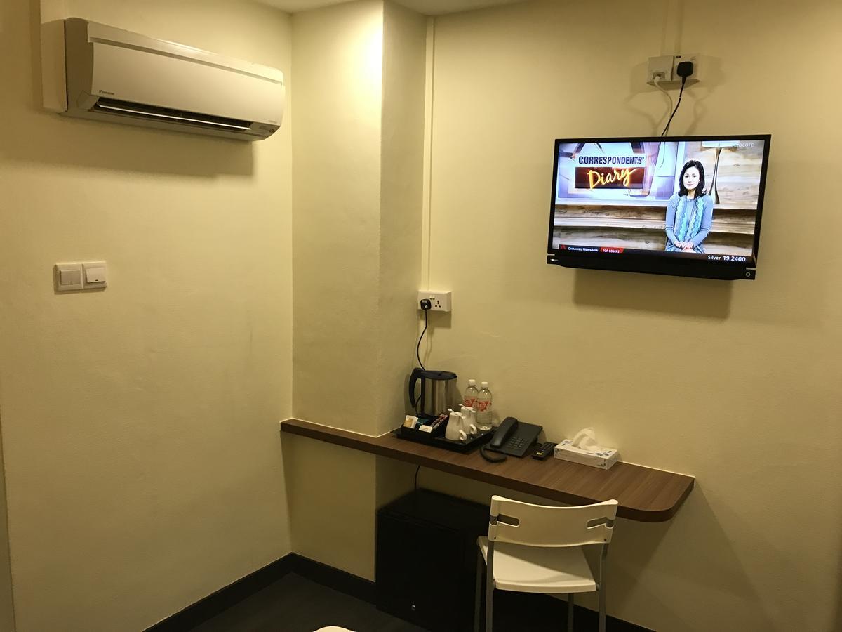 L At 51 Desker 2* Singapur