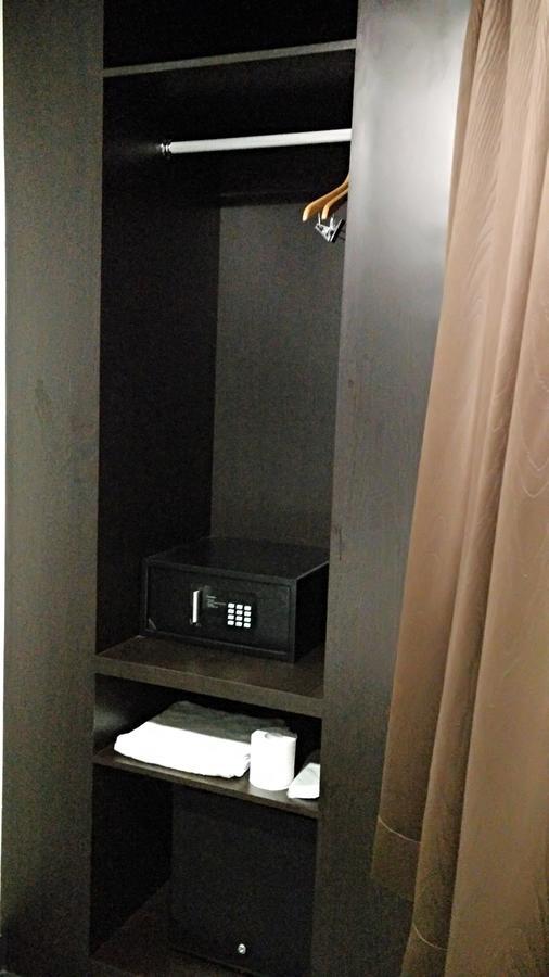 L At 51 Desker 2* Singapur